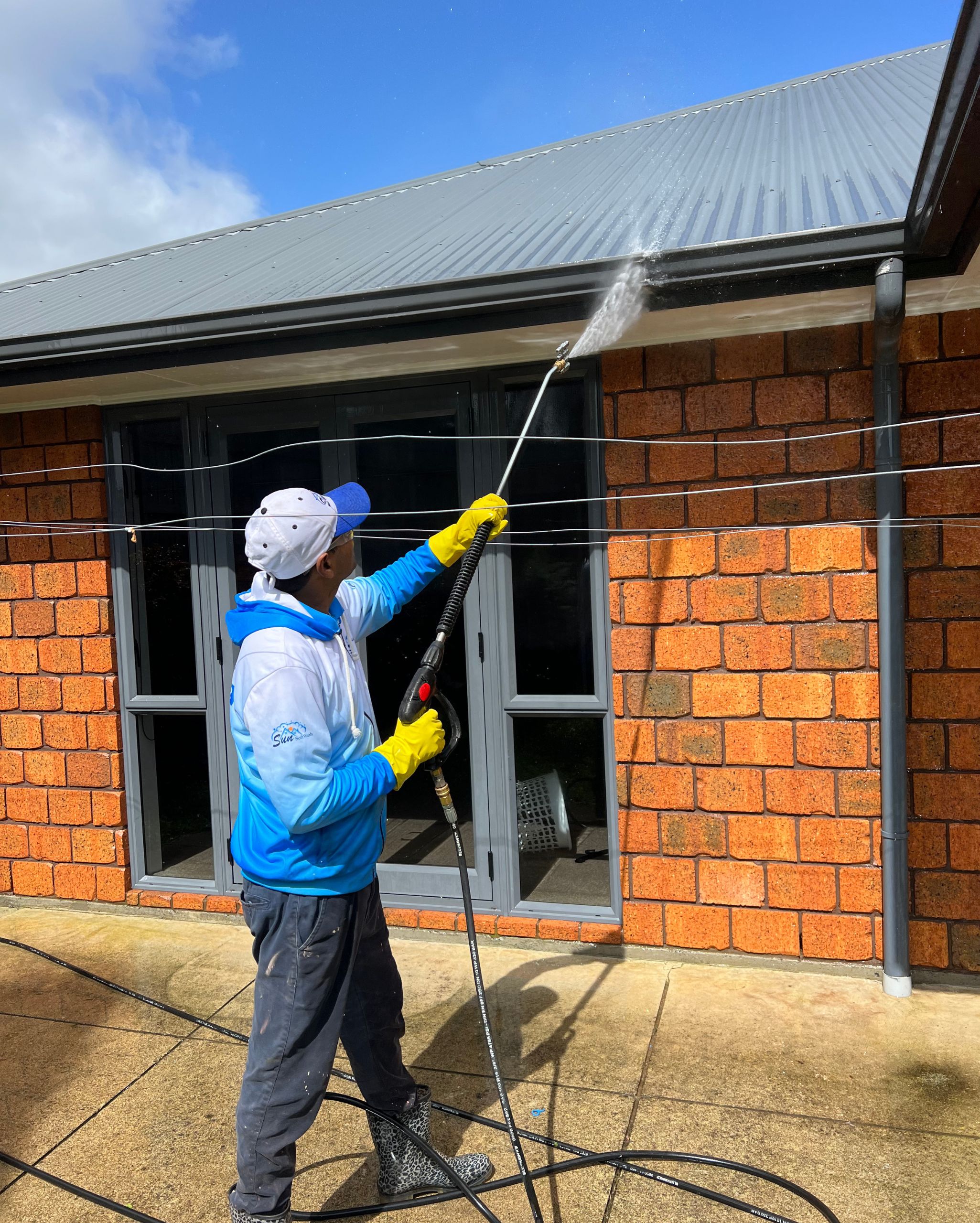 A men wash the house