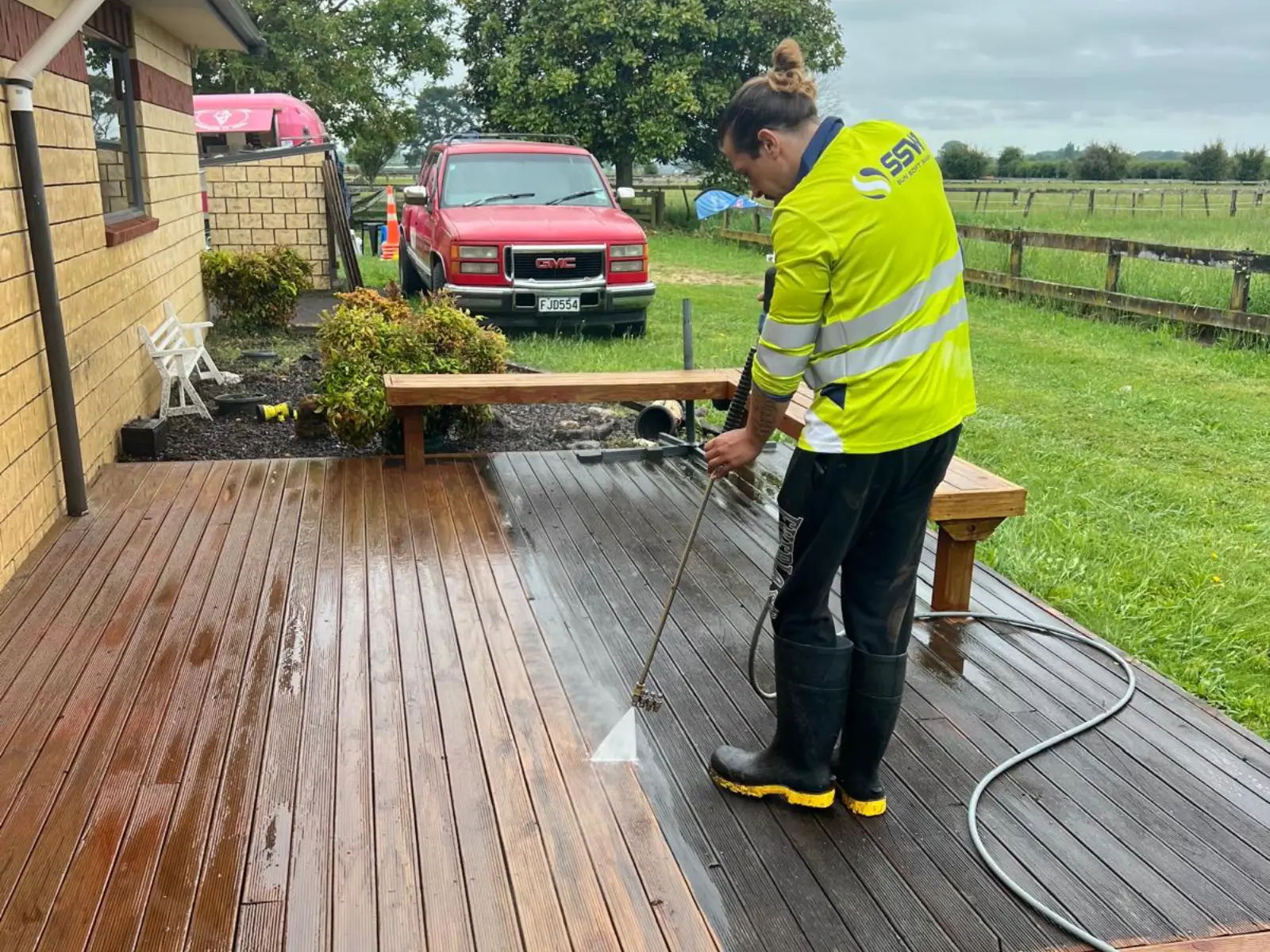 How to Remove Rust Stains From a Concrete Driveway